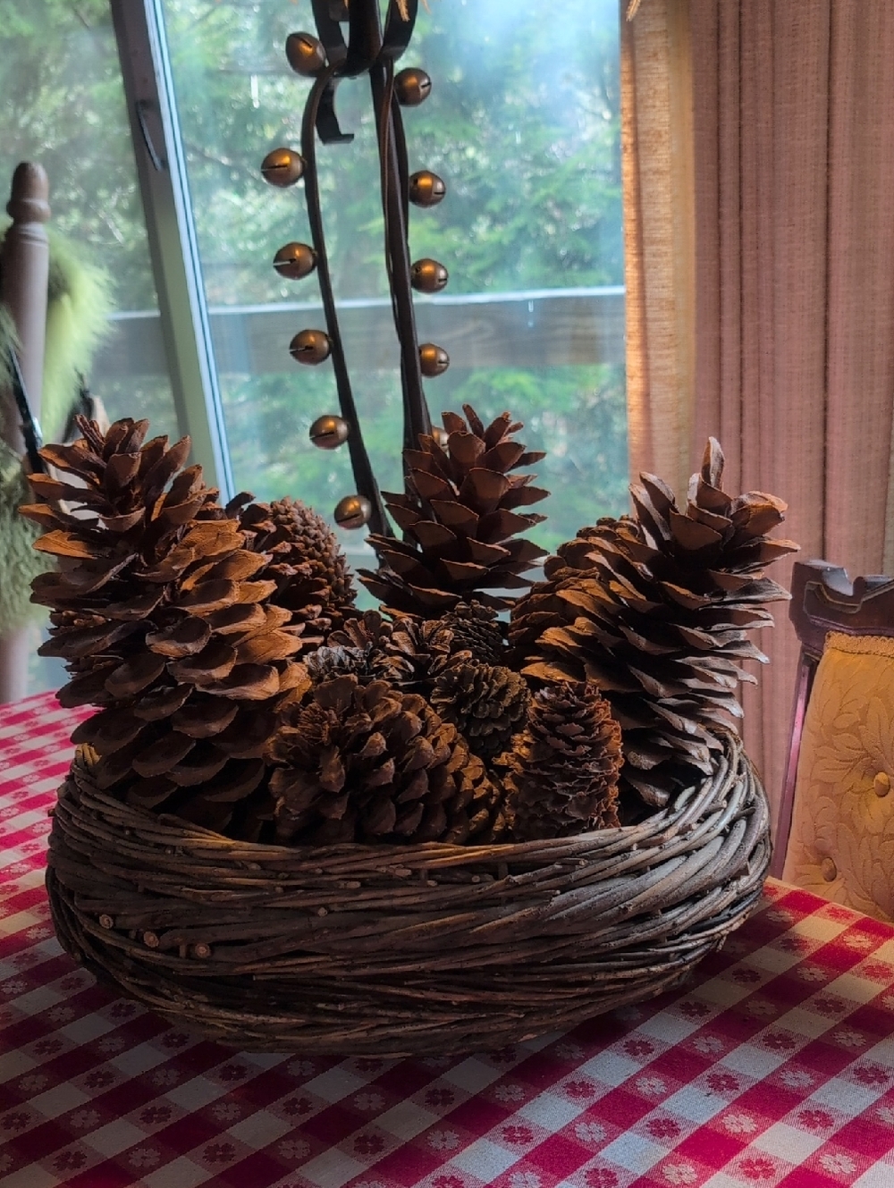 Vintage Farm Basket&Pincones